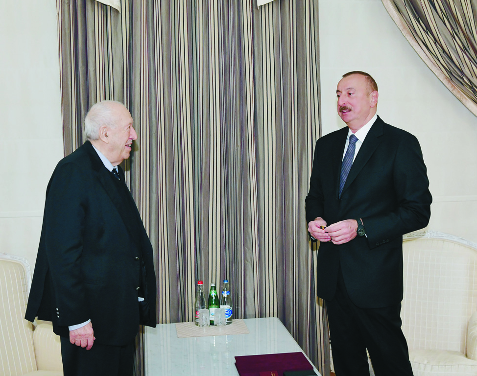 Президент Ильхам Алиев вручил народному художнику Таиру Салахову орден «Эмек» 1-й степени