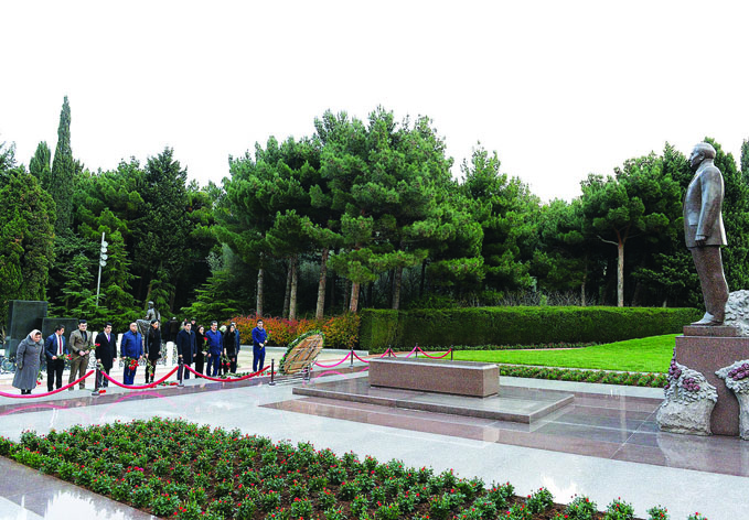 Коллектив постоянного представительства Нахчывана в Баку посетил могилу великого лидера Гейдара Алиева