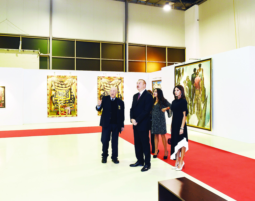 Президент Ильхам Алиев ознакомился с выставкой, посвященной 90-летнему юбилею народного художника Таира Салахова