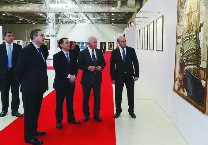 Премьер-министр Новруз Мамедов ознакомился с выставкой, посвященной 90-летнему юбилею народного художника Таира Салахова