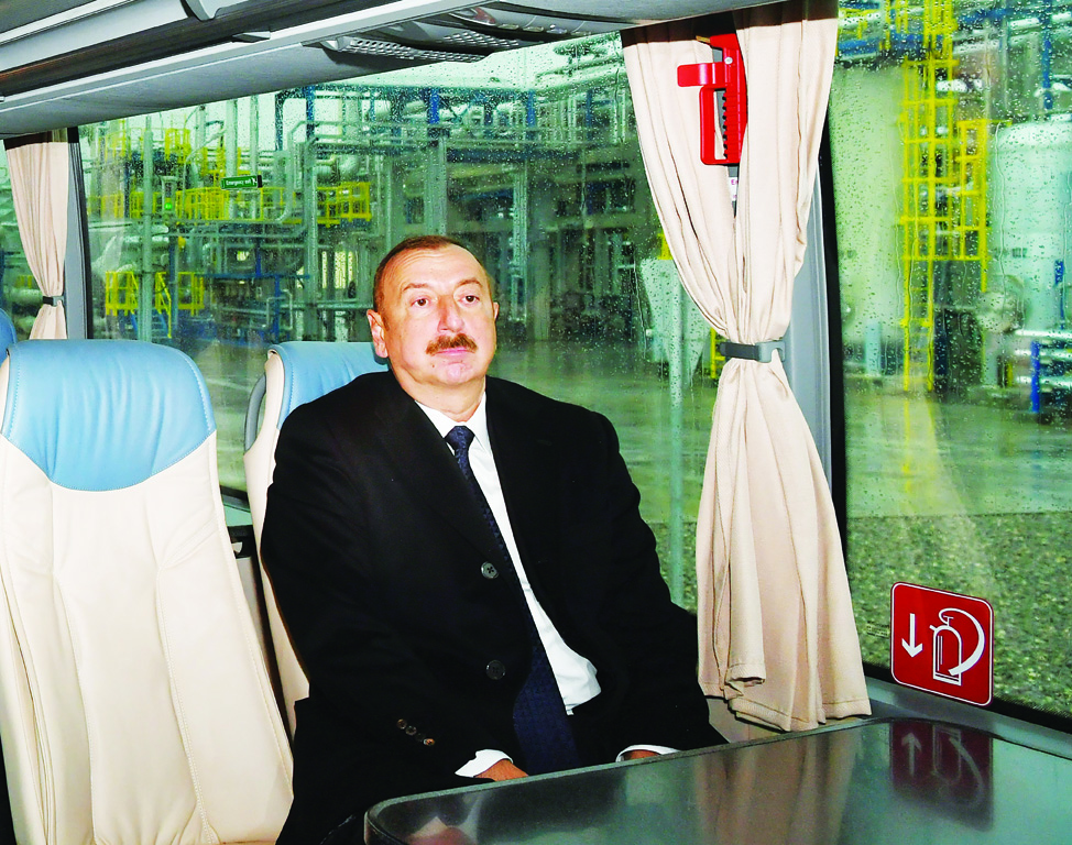 Президент Ильхам Алиев принял участие в открытии битумной установки и пункта заправки сжиженным газом на Бакинском нефтеперерабатывающем заводе имени Гейдара Алиева
