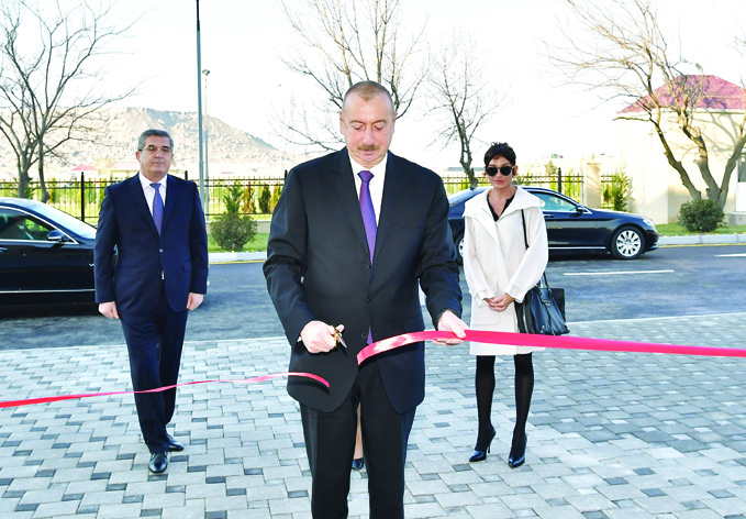 Президент Ильхам Алиев принял участие в открытии новой больницы в поселке Гобустан Гарадагского района