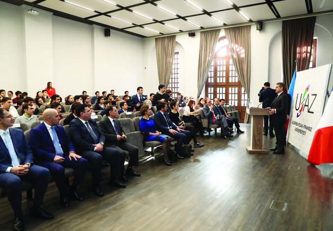 Бывший президент Франции побывал в Азербайджано-французском университете