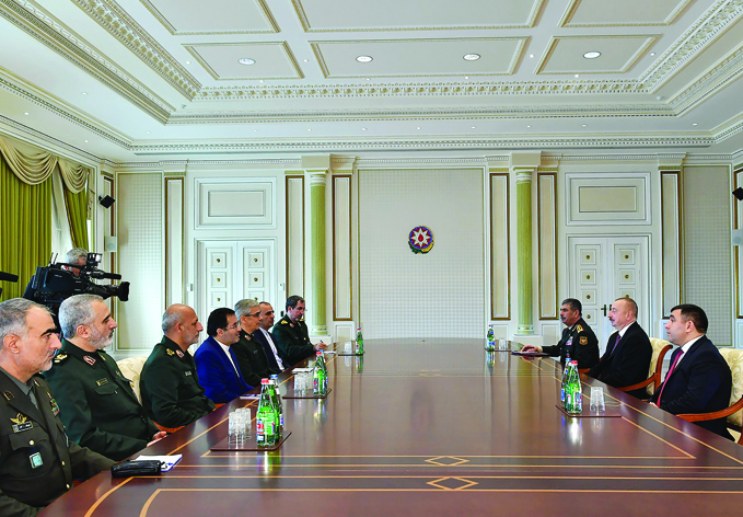 Президент Ильхам Алиев принял делегацию во главе с начальником Генерального штаба Вооруженных сил Ирана
