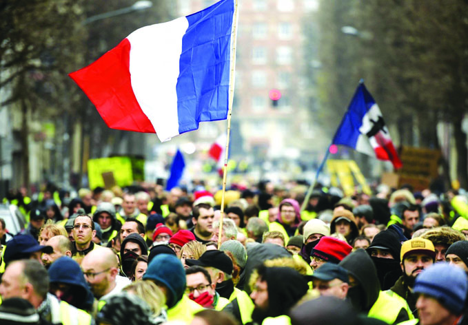 На улицы Парижа против «желтых жилетов» вышли «красные шарфы»