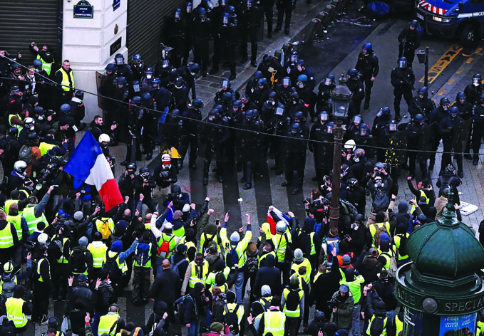 В Париже и Маастрихте прошли демонстрации «желтых жилетов»