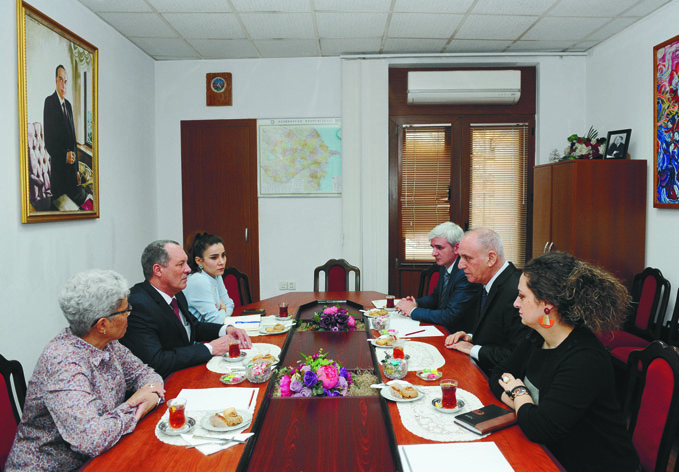 Посол Кубы в Азербайджане ознакомился с деятельностью отдела испанского языка АЗЕРТАДЖ