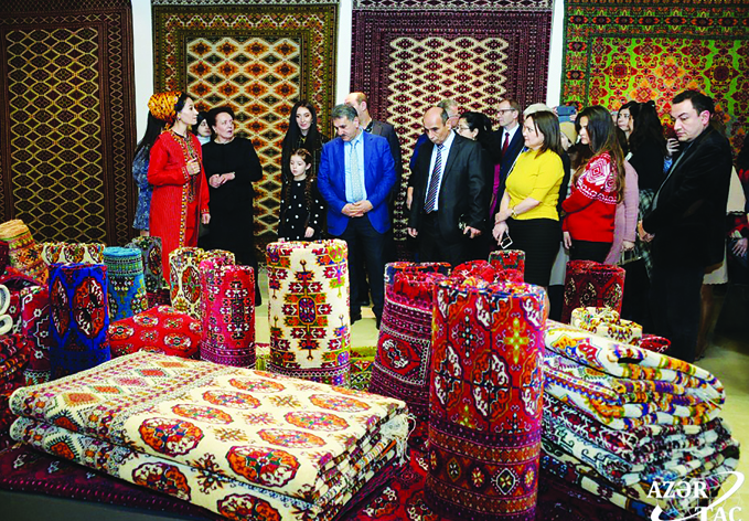 Тепло красок туркменского ковра в зимнем Баку