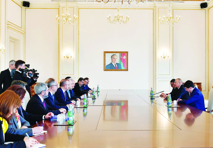 Президент Азербайджана Ильхам Алиев принял делегацию под руководством председателя парламента Турции