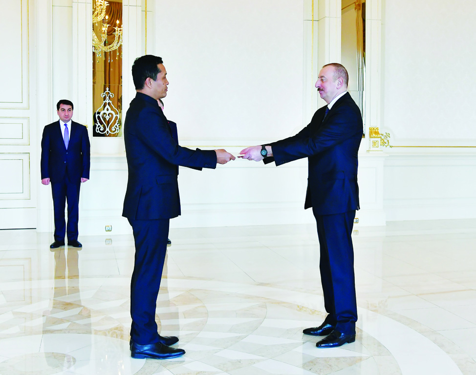Президент Ильхам Алиев принял верительные грамоты новоназначенного посла Индии в нашей стране