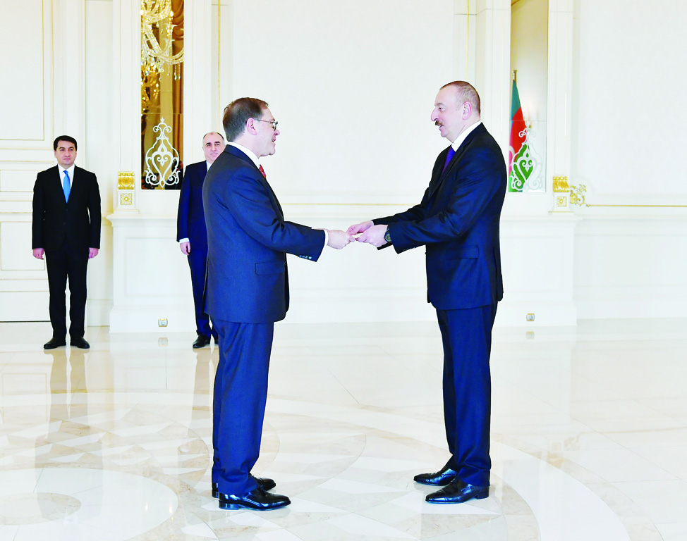 Президент Ильхам Алиевпринял верительные грамоты новоназначенного послаСША в Азербайджане
