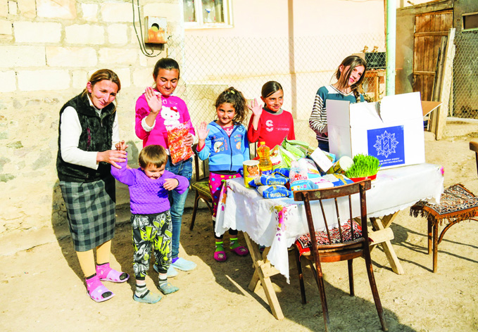 Фонд Гейдара Алиева раздает малообеспеченным семьям традиционные подарки по случаю праздника Новруз