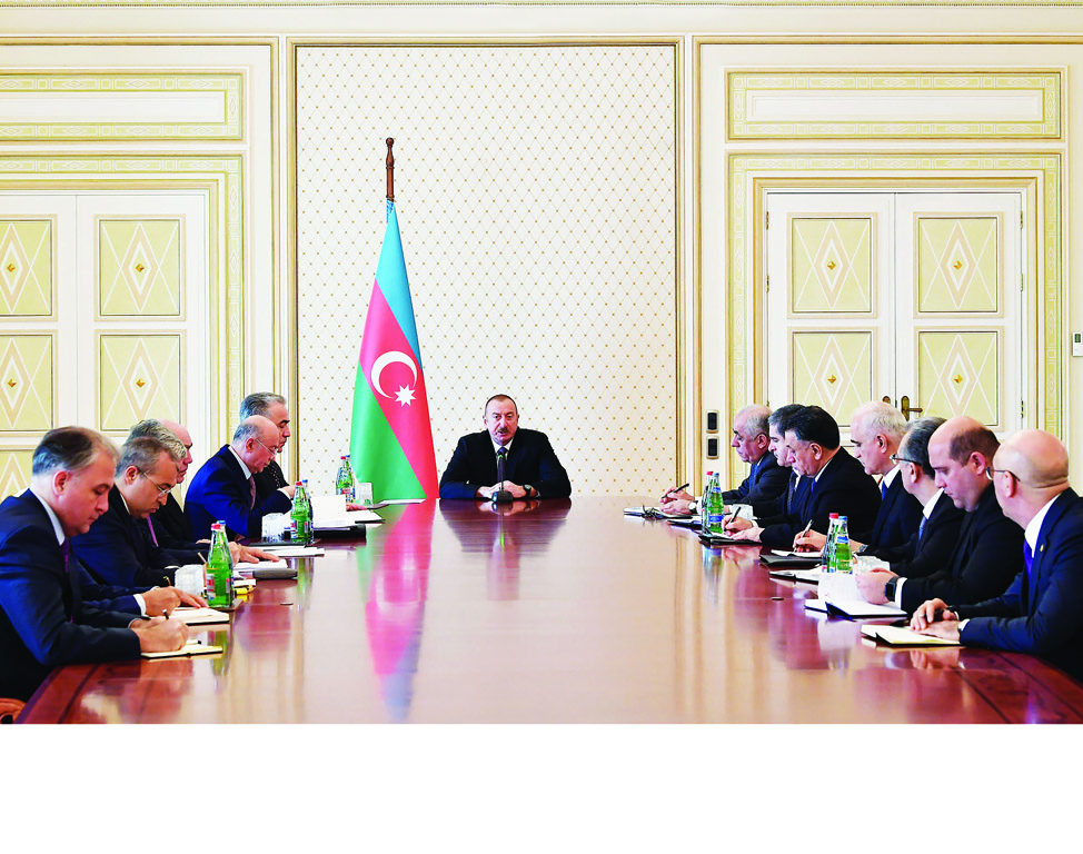 Под председательством Президента Ильхама Алиева состоялось совещание в связи с пожаром в торговом центре в Низаминском районе Баку