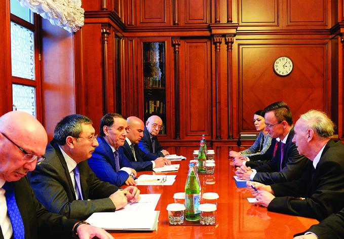 Премьер-министр Азербайджана встретился сделегацией, возглавляемой министроминостранных дел и внешней торговли Венгрии