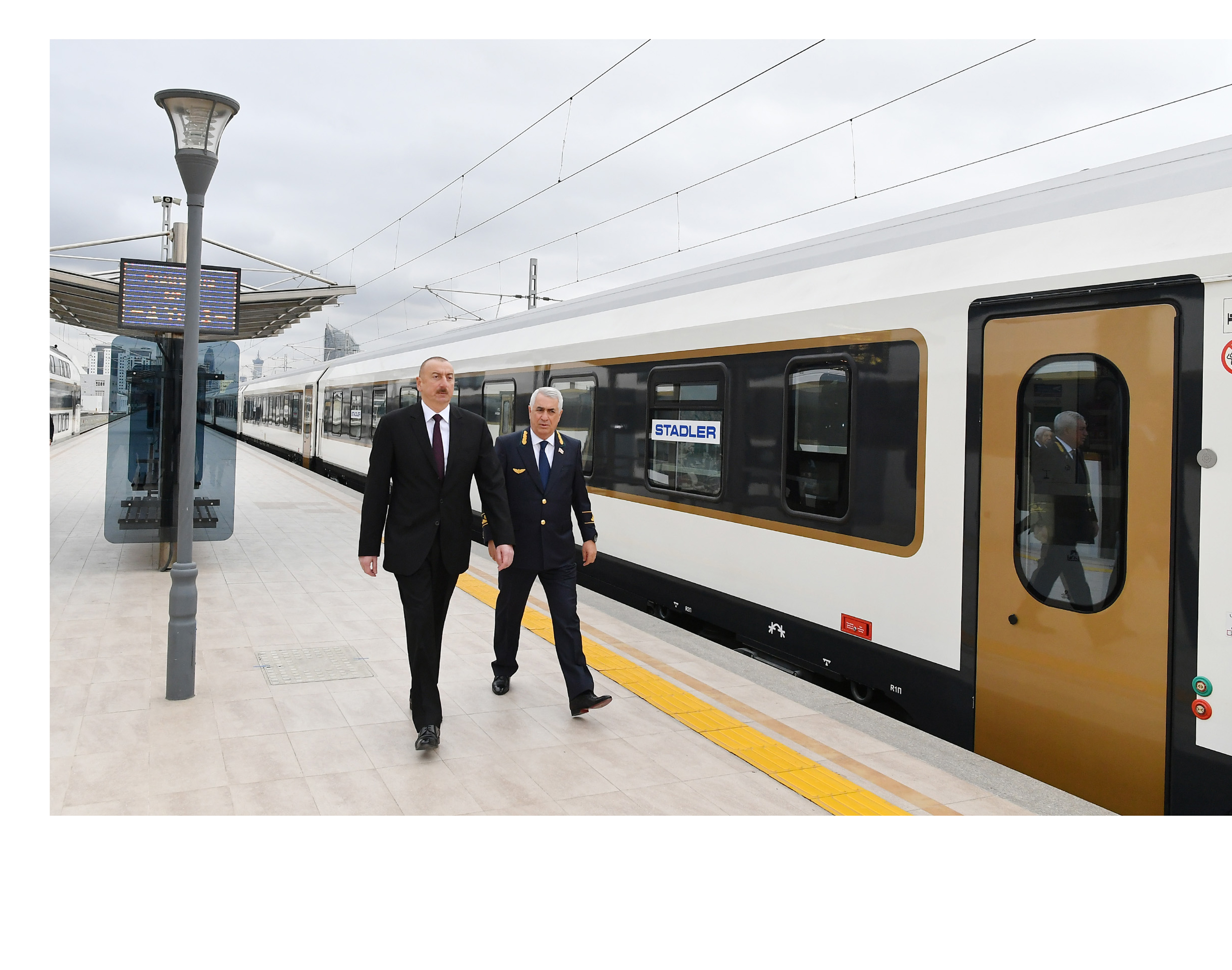 Президент Ильхам Алиев ознакомилсяс пассажирским поездом, который будеткурсировать по железнодорожной линииБаку — Тбилиси — Карс