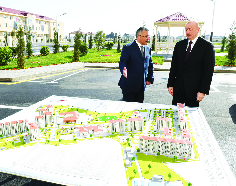 В бакинском поселке Кюрдаханы состоялось открытие нового жилого комплекса для вынужденных переселенцев В открытии принял участие Президент Ильхам Алиев