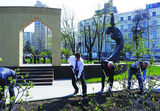 В Киеве прошла акция по посадке деревьев в связи со 100-летием азербайджанской дипломатии
