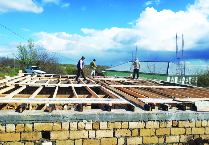 В настоящее время в Исмаиллы строятся 30 домов, оказавшихся в аварийном состоянии в результате землетрясения, а 16 домов сносятся