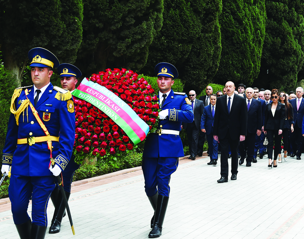Президент Ильхам Алиев посетил могилу великого лидера Гейдара Алиева в Аллее почетного захоронения