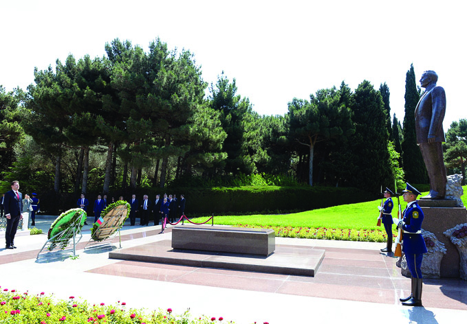 Чешская делегация посетила могилу великого лидера Гейдара Алиева в Аллее почетного захоронения и Шехидляр хиябаны
