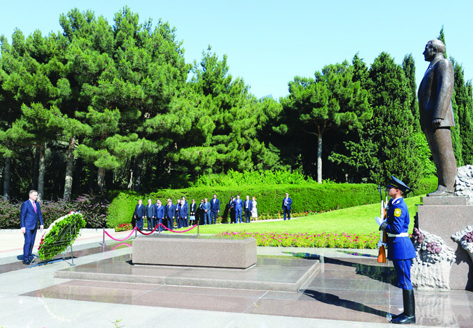 Президент Польши Анджей Дуда посетил могилу общенационального лидера Гейдара Алиева