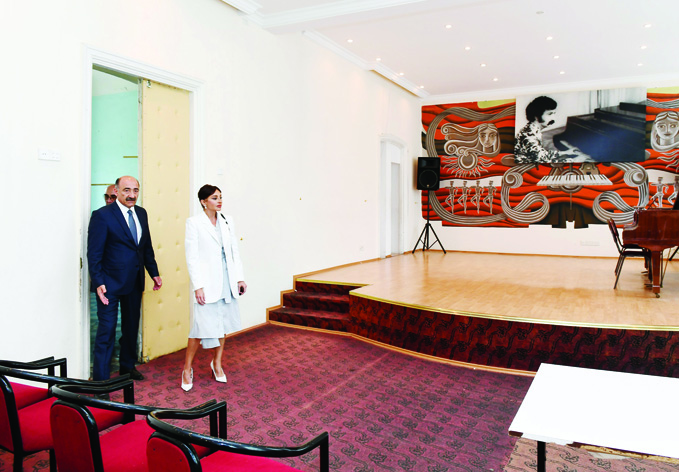 Первый вице-президент Азербайджана Мехрибан Алиева ознакомилась с условиями в Детской школе искусств №2