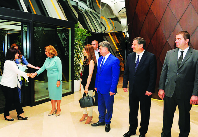 Председатель Народного собрания Республики Болгария прибыла с визитом в Азербайджан