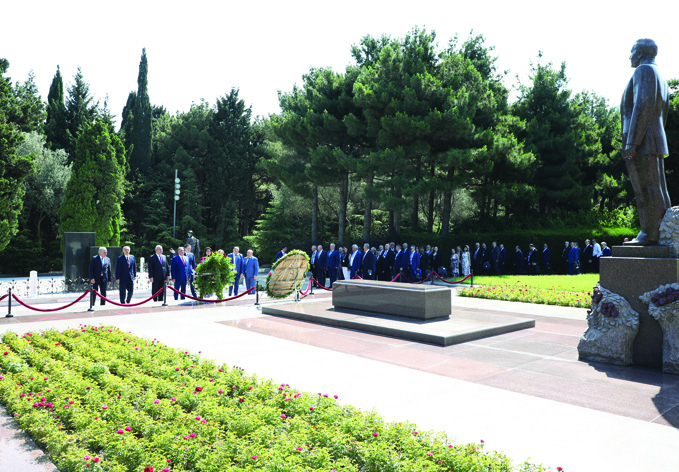 Участники 53-й Генеральной Ассамблеи Парламентской ассамблеи ОЧЭС посетили могилу великого лидера и Шехидляр хиябаны