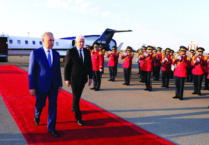 Премьер-министр Монтенегро прибыл в Азербайджан с официальным визитом