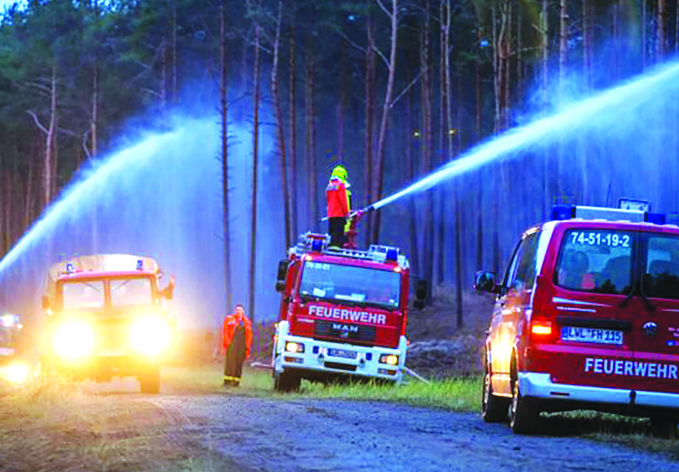 На севере ФРГ бушует крупнейший в истории региона лесной пожар