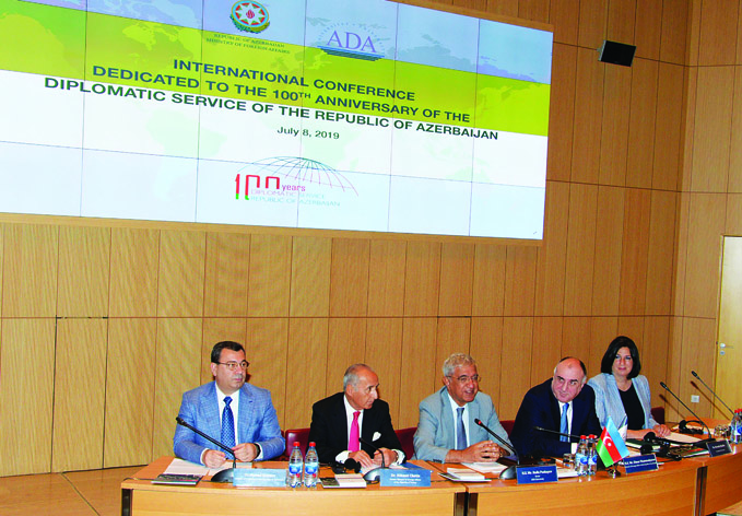 В Университете АДА проходит международная конференция, посвященная 100-летию дипломатической службы Азербайджана