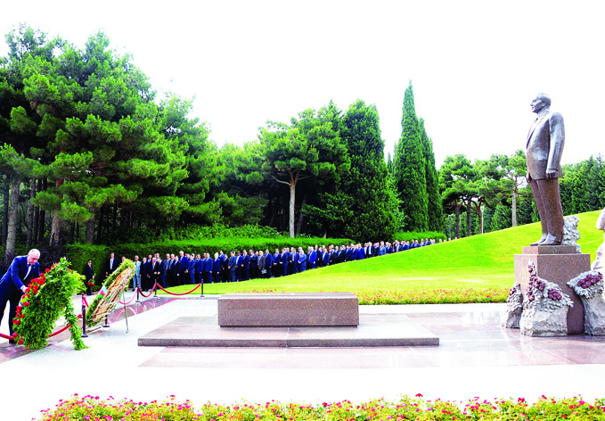 Коллектив Министерства иностранных дел посетил могилу великого лидера Гейдара Алиева и Шехидляр хиябаны
