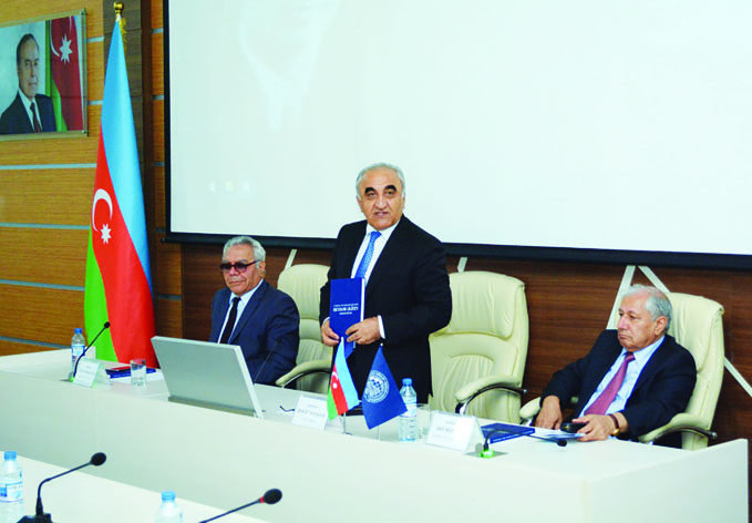 В UNEC состоялась презентация монографии на тему «Стратегия Гейдара Алиева в развитии экономики Азербайджана»
