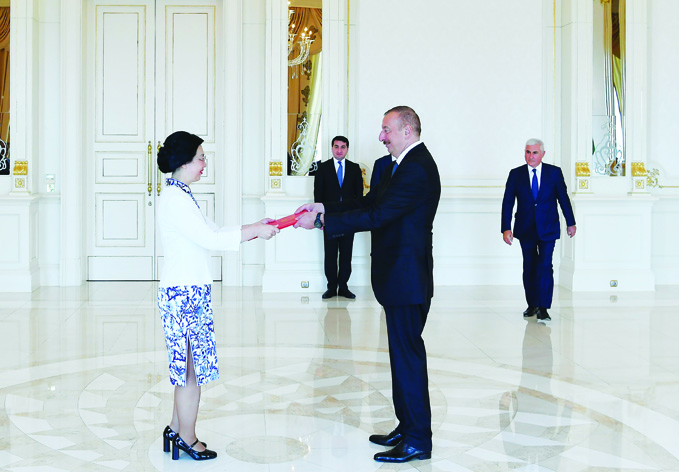 Президент Ильхам Алиев принял верительные грамотыновоназначенного посла Китаяв Азербайджане