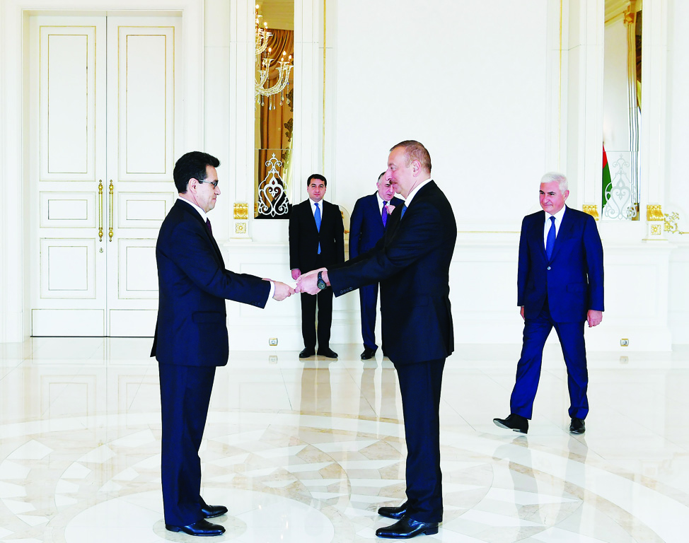 Президент Ильхам Алиев принял верительные грамоты новоназначенного посла Колумбии в Азербайджане