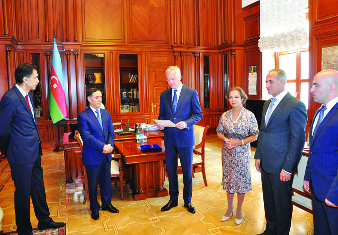 Премьер-министр Новруз Мамедов награжден орденом Почетного легиона Франции