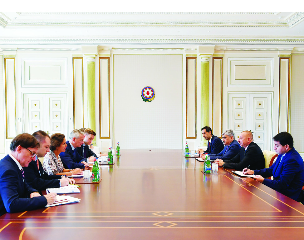 Президент Ильхам Алиев принял делегацию во главе с министром экономики и финансов Франции