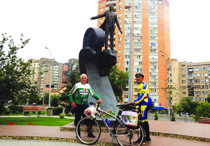 Узбекский певец совершил велопробег из Ташкента в Киев в память о Муслиме Магомаеве