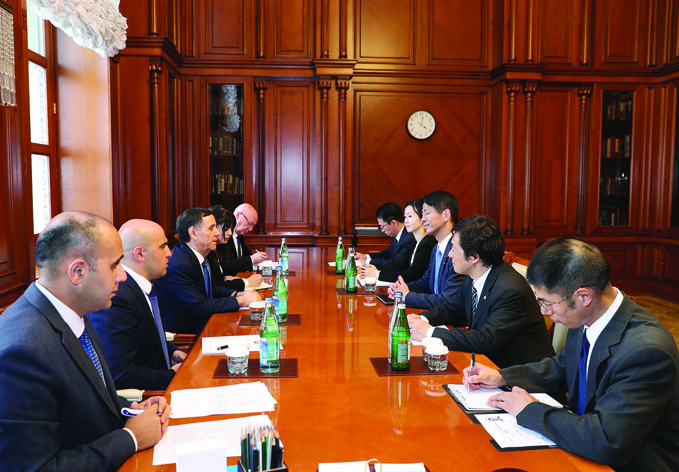 Премьер-министр Новруз Мамедов встретился с заместителем министра иностранных дел Японии
