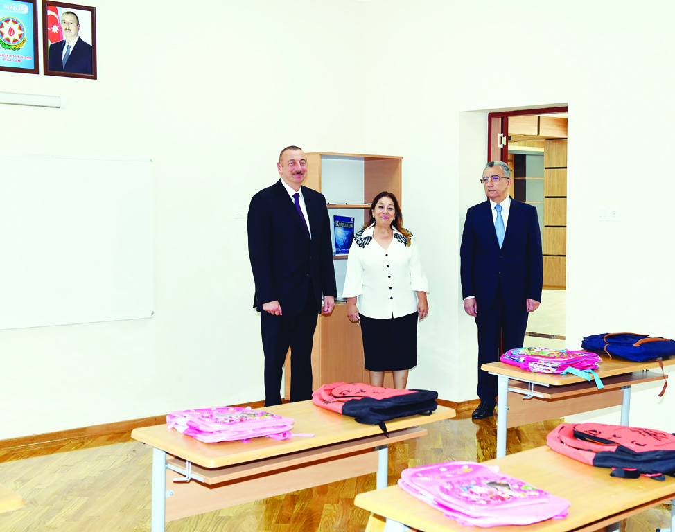 Президент Ильхам Алиев ознакомился с условиями, созданными в школе №101 в Сураханском районе Баку после капитального ремонта и реконструкции