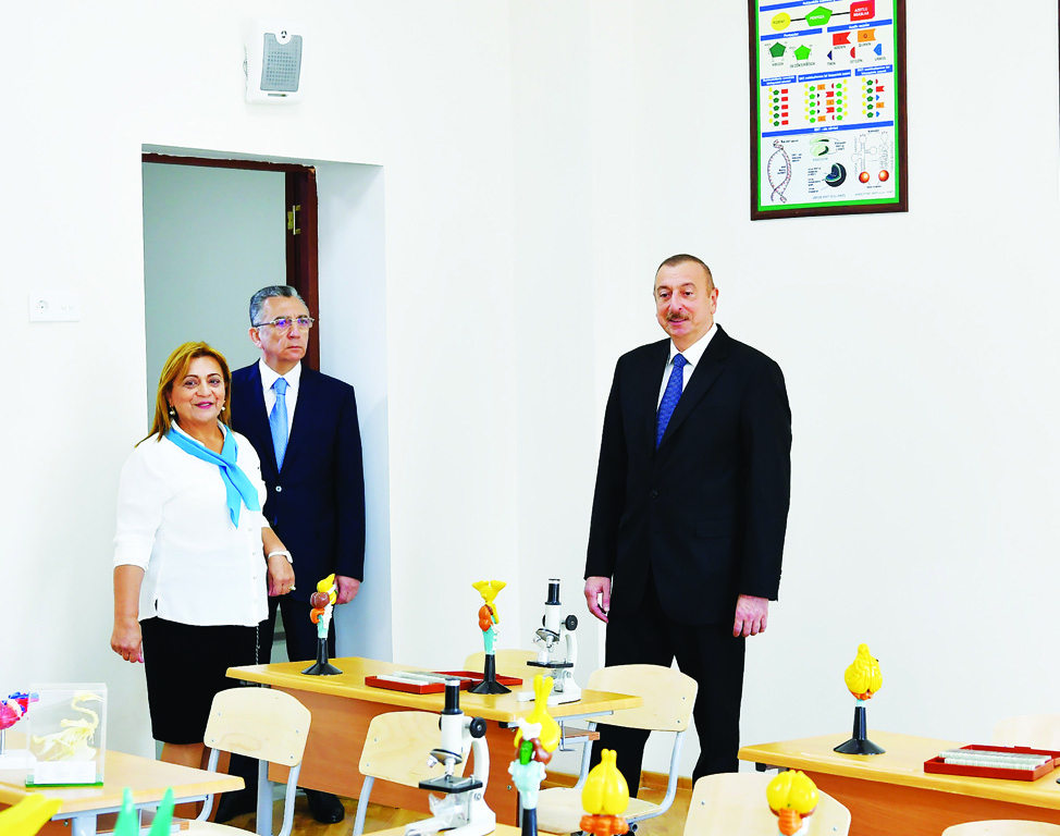Президент Ильхам Алиев ознакомился с условиями, созданными в капитально реконструированной школе №208 в Сураханском районе