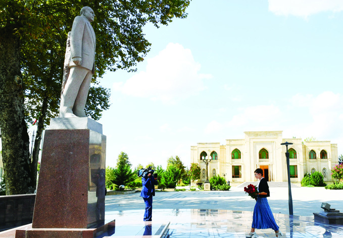 Посещение памятника великому лидеру Гейдару Алиеву в Исмаиллы