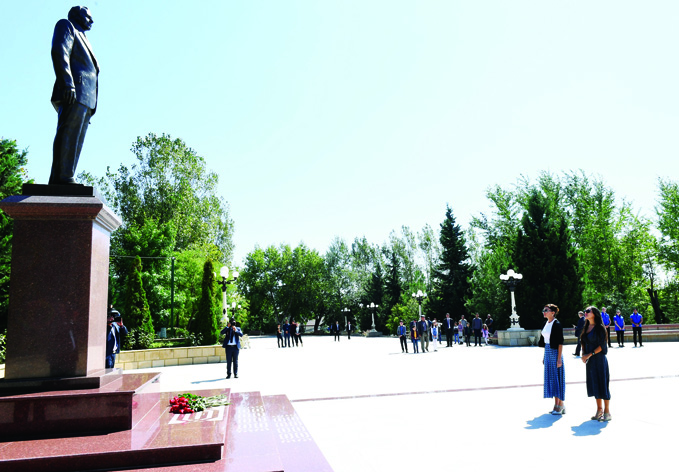 Посещение памятника великому лидеру в Шамахе