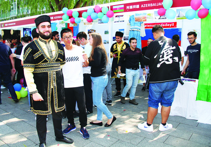 Азербайджанские студенты пропагандируют нашу страну на фестивале культуры в Китае
