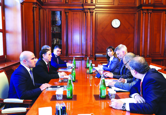 Премьер-министр Азербайджана встретился с региональным директором Всемирного банка по Южному Кавказу