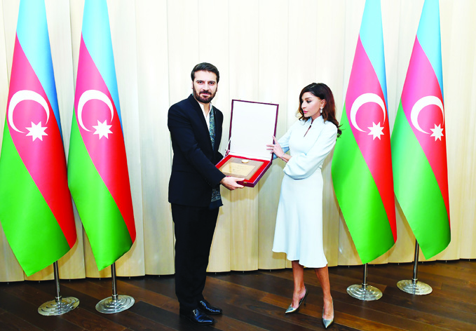 Первый вице-президент Мехрибан Алиева вручила известному певцу и композитору Сами Юсуфу Почетный диплом Президента Азербайджана
