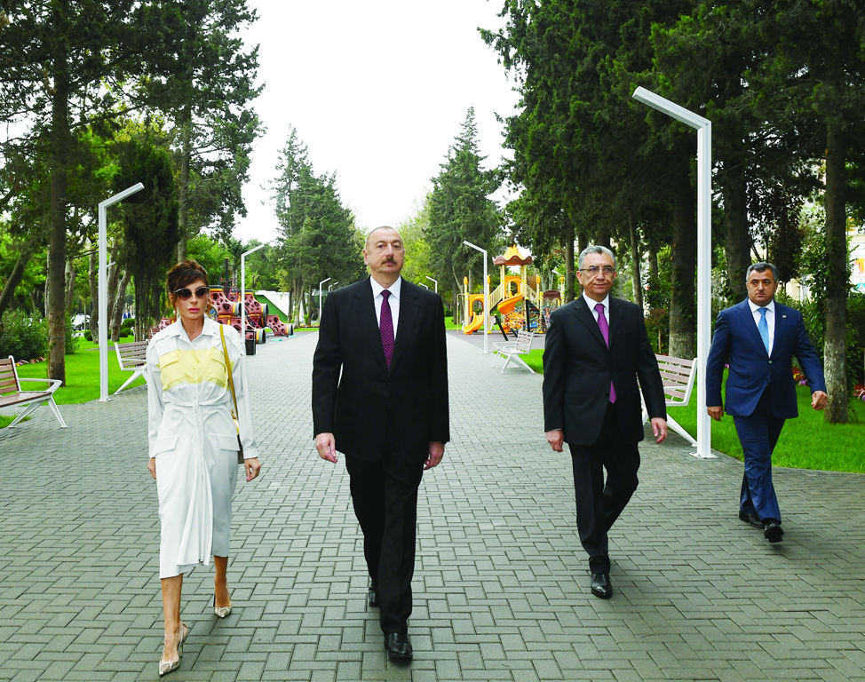 Президент Ильхам Алиев ознакомился с условиями, созданными после капитальной реконструкции в парке, расположенном на проспекте Ататюрка в Баку