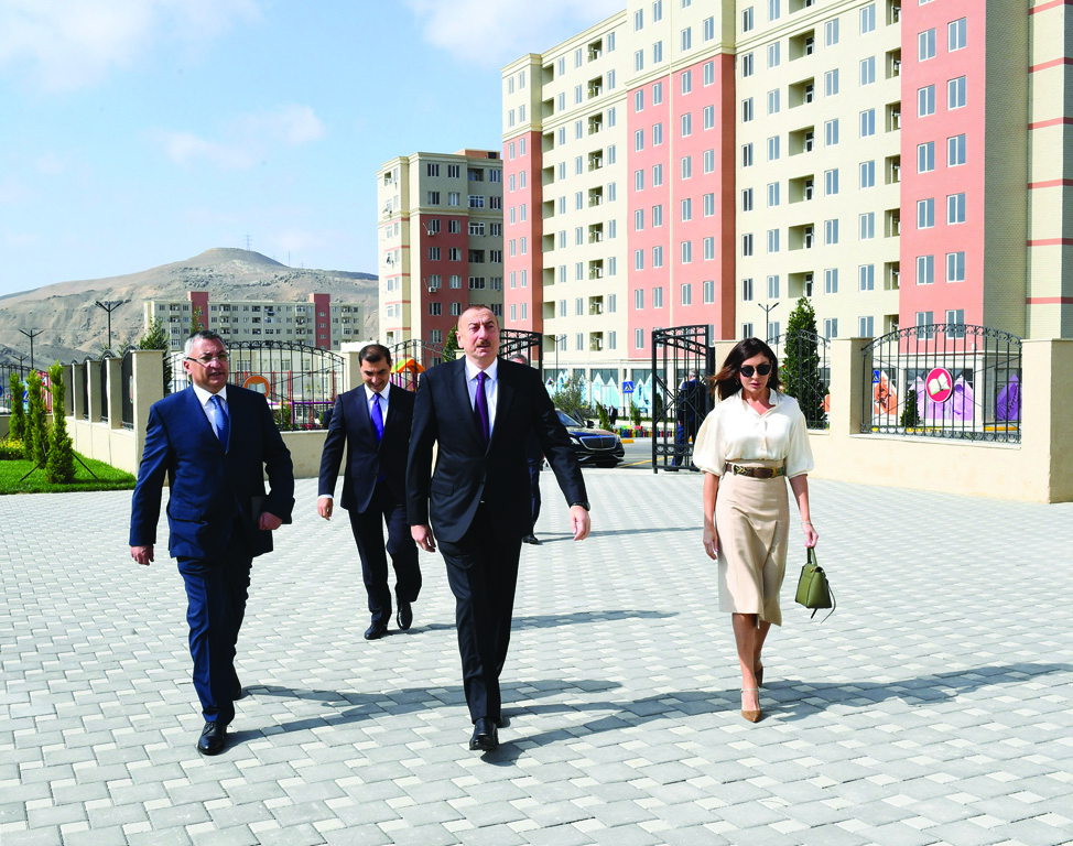Президент Ильхам Алиев принял участие в открытии жилого комплекса «Гобу Парк-2», возведенного для вынужденных переселенцев