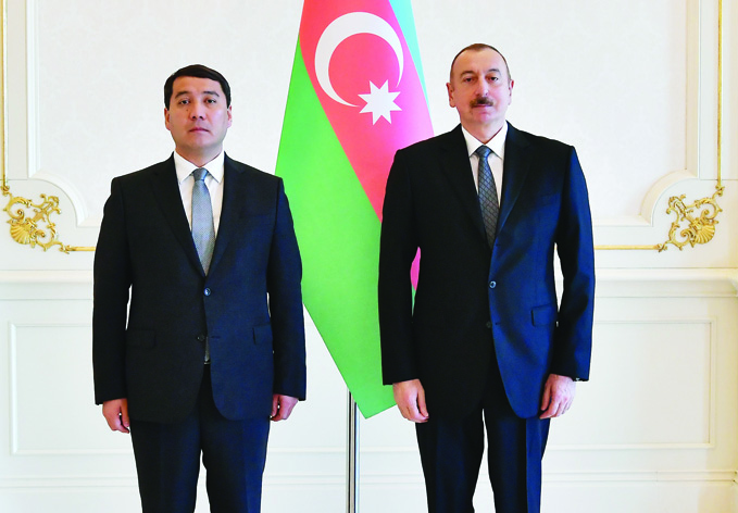 Президент Ильхам Алиев принял верительные грамоты новоназначенного послаКазахстана в Азербайджане