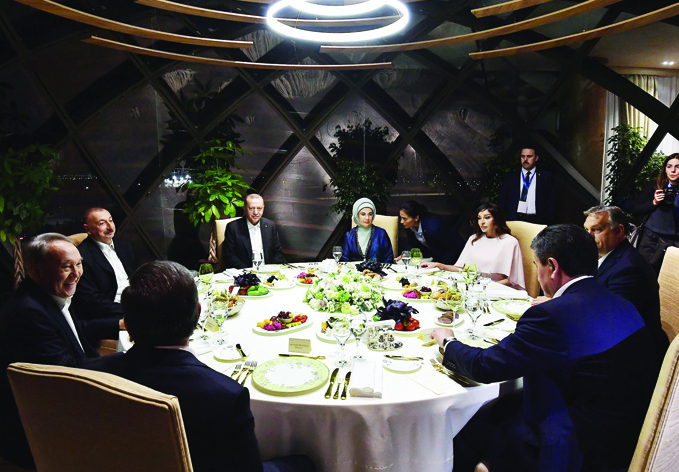 Состоялся совместный ужин Президента Ильхама Алиева с главами государств и правительств, участвующими в VII Саммите Тюркского совета